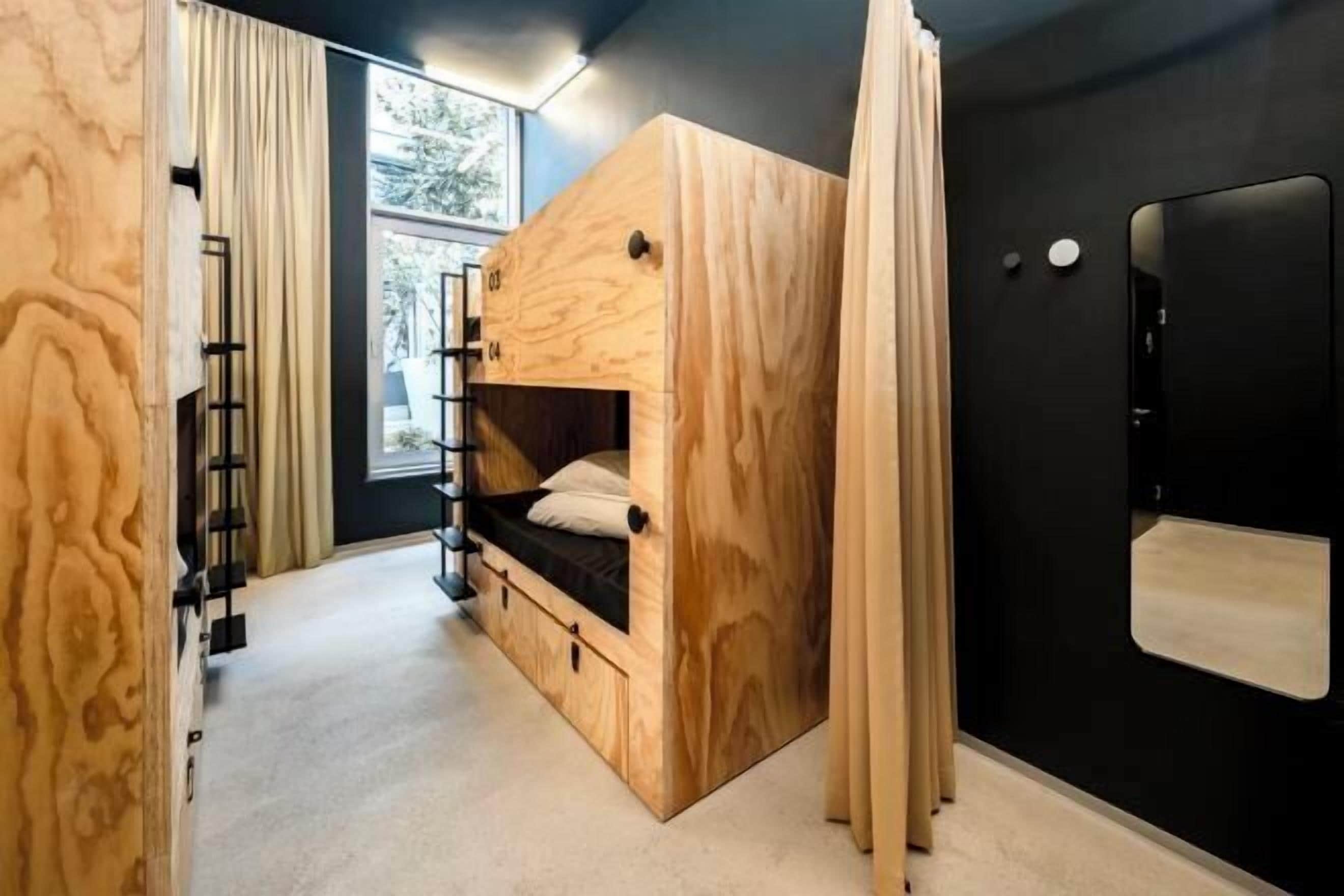 Soundproofing, free WiFi, bed sheets