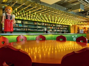 2 bars/lounges, rooftop bar - JO&JOE Vienna - Hostel (Vienna)