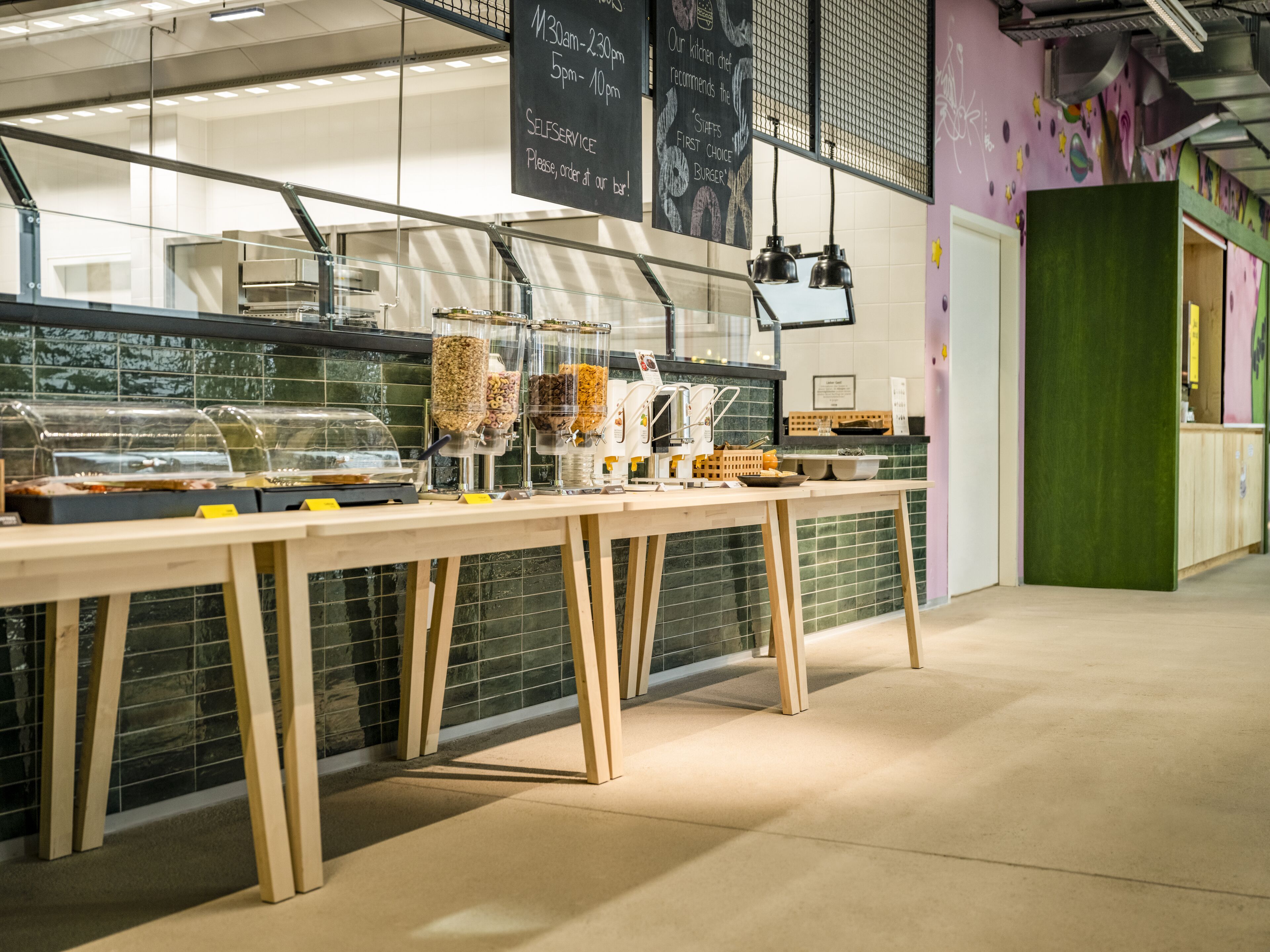 بوفيه فطور يوميًا بتكلفة قدرها (9 EUR للشخص)