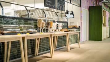 بوفيه فطور يوميًا بتكلفة قدرها (9 EUR للشخص)