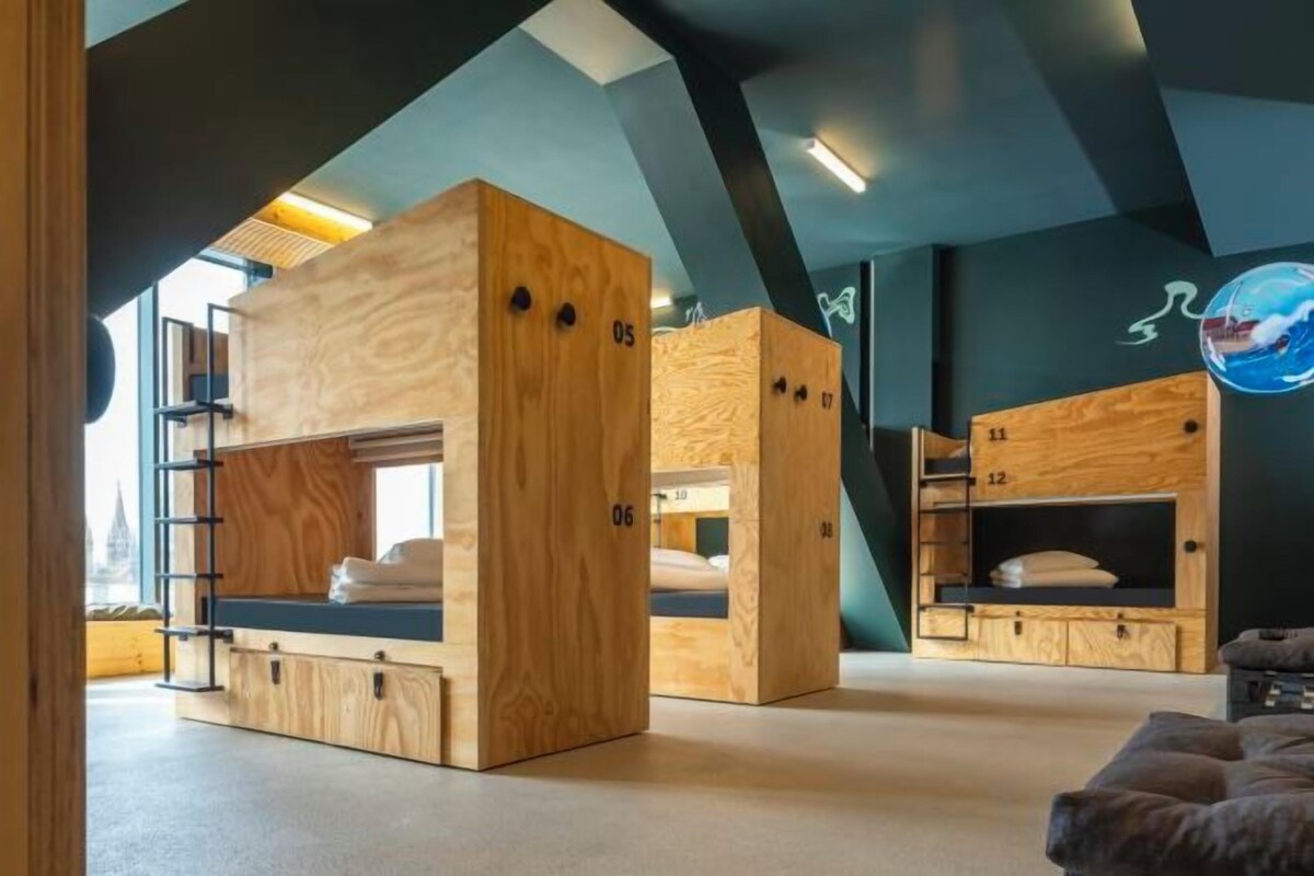 Soundproofing, free WiFi, bed sheets