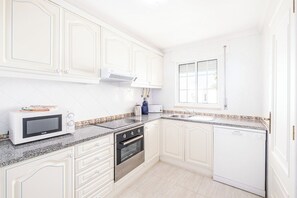 Kühlschrank, Mikrowelle, Ofen, Geschirrspüler