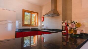 KĂŒhlschrank, Mikrowelle, Ofen, Herdplatte