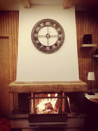 Chalet individuel pouvant accueillir jusqu' 12 personnes.  Terrain de tennis.