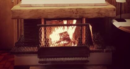 Chalet individuel pouvant accueillir jusqu' 12 personnes. Terrain de tennis.