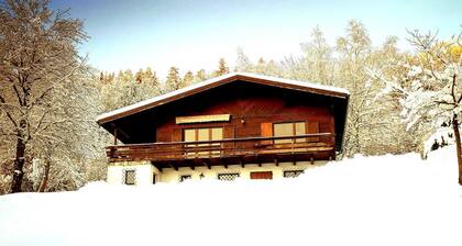 Chalet individuel pouvant accueillir jusqu' 12 personnes.  Terrain de tennis.