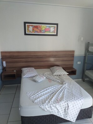 Habitación cuádruple básica | Wifi gratis y ropa de cama