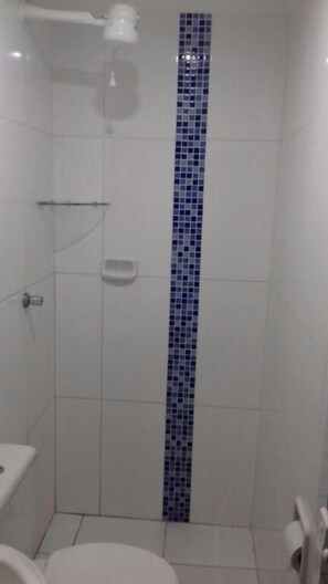 Rainfall showerhead, towels, soap, shampoo - Hotel Michel (São Paulo)