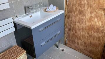 SĂšche-cheveux, serviettes fournies, savon, papier toilette