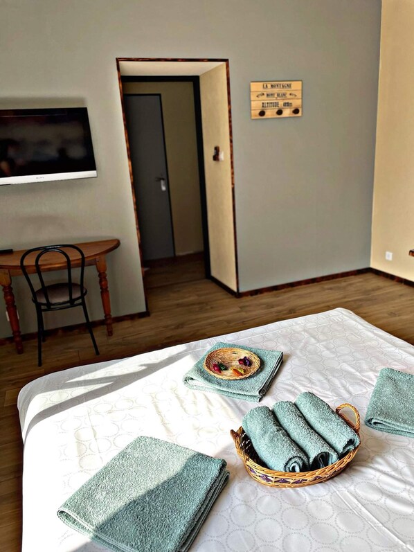 2 bedrooms, travel cot, free WiFi, bed sheets