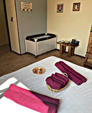 2 bedrooms, travel cot, free WiFi, bed sheets