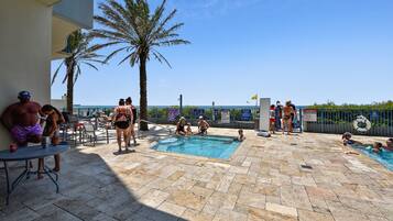 Bañera de hidromasaje al aire libre