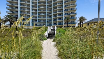 På stranden, hvidt sand