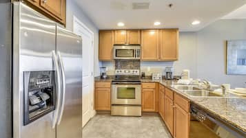 Apartamento, 2 habitaciones, balcón, frente al mar (1702) | Cocina privada | Frigorífico grande, microondas, horno y placa de cocina