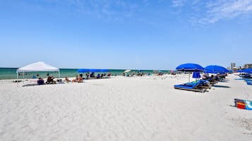 Ubicación a pie de playa y arena blanca