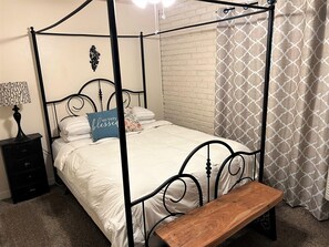 2 bedrooms, iron/ironing board, free WiFi, bed sheets - QUIET ESCAPE!! ENTIRE PLACE, Longer stay discounts (Baton Rouge)