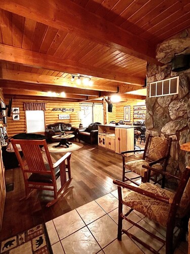 MAMA BEAR CABIN -RUSTIC LOG  Cabin Retreat -  Boat Parking - All Size Groups