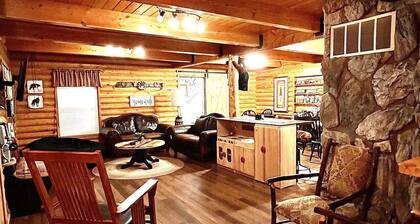 MAMA BEAR CABIN -RUSTIC LOG Cabin Retreat - Boat Parking - All Size Groups