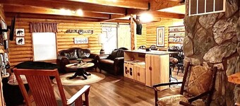 MAMA BEAR CABIN -RUSTIC LOG Cabin Retreat - Boat Parking - All Size Groups