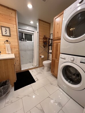 Combined shower/bathtub, jetted bath, hair dryer, towels