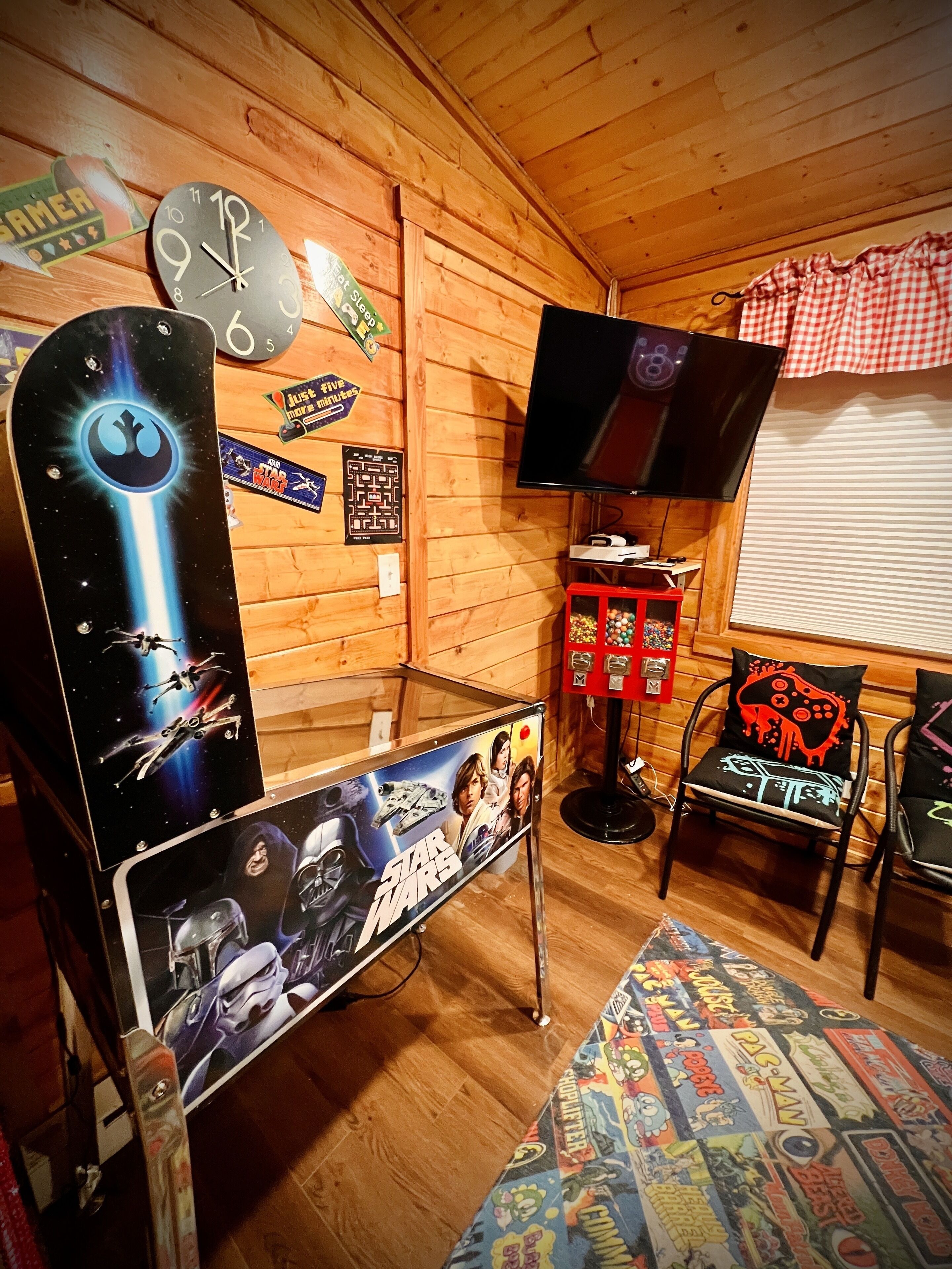 Une chambre sur le thème de Star Wars, avec une console de jeux, un téléviseur et une affiche de Star Wars.