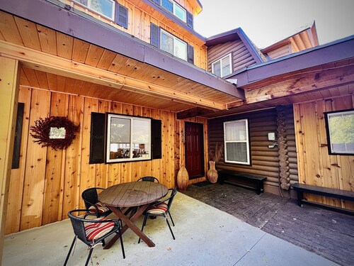 MAMA BEAR CABIN -RUSTIC LOG Cabin Retreat - Boat Parking - All Size Groups