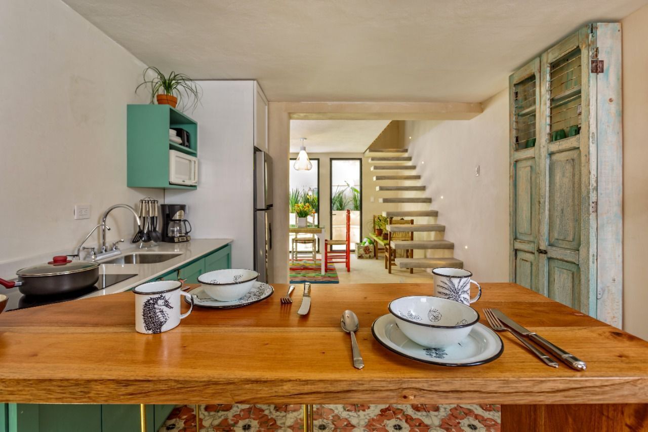 Jääkaappi, mikroaaltouuni, liesi, kahvin-/teenkeitin