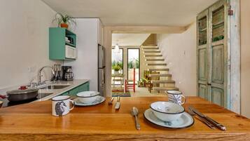 Jääkaappi, mikroaaltouuni, liesi, kahvin-/teenkeitin