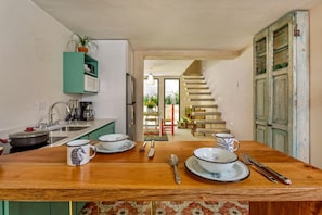 Réfrigérateur, micro-ondes, plaque de cuisson, cafetière/bouilloire