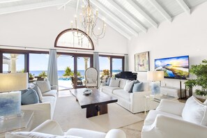 Fernseher, Videospiele, Tischfußball, Bücher