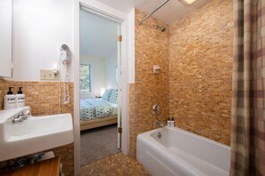 Ensemble douche/baignoire, sèche-cheveux, serviettes fournies