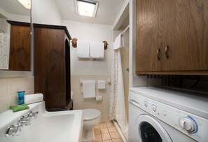 Combined shower/tub, hair dryer, towels