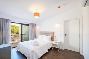 9 soverom, safe på rommet, strykejern/-brett og reiseseng for barn