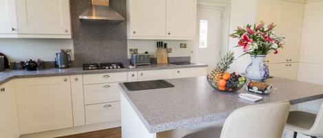 Cottage | Private kitchen | Fridge, electric kettle, toaster, cookware/dishes/utensils