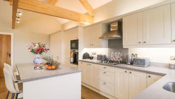 Cottage | Private kitchen | Fridge, electric kettle, toaster, cookware/dishes/utensils