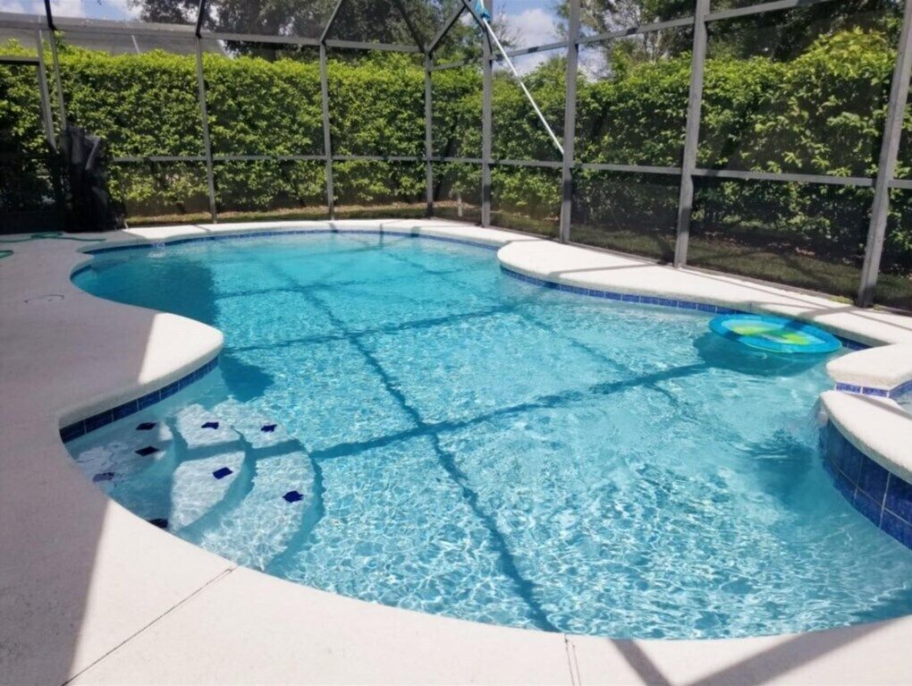 حمّام سباحة مُدفَّأ