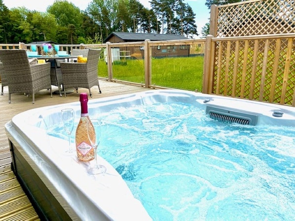 Outdoor spa tub - Hollicarrs - Bumblebee Lodge (York)