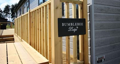 Hollicarrs - Bumblebee Lodge