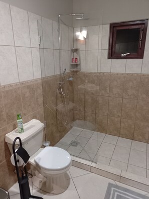 Shower, hair dryer, towels, soap - Large Studio #1, 5 min to Eagle Beach (Ponton)