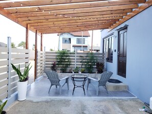 Terrace/patio - Large Studio #1, 5 min to Eagle Beach (Ponton)