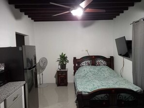1 bedroom, iron/ironing board, free WiFi, bed sheets - Large Studio #1, 5 min to Eagle Beach (Ponton)