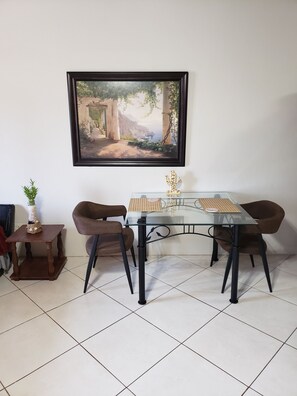 Dining - Large Studio #1, 5 min to Eagle Beach (Ponton)