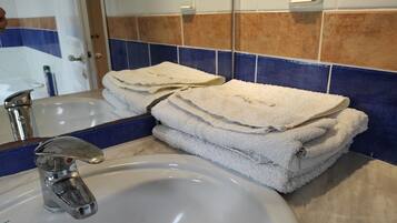 Combined shower/tub, jetted tub, hair dryer, towels