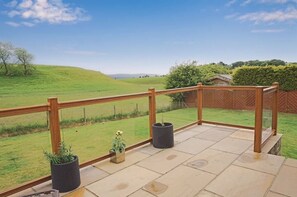 Terrace/patio - Self contained annex with private hot tub and beautiful views (Brierfield)