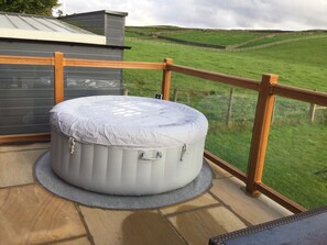 Outdoor spa tub - Self contained annex with private hot tub and beautiful views (Brierfield)
