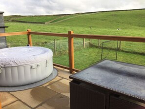 Outdoor spa tub - Self contained annex with private hot tub and beautiful views (Brierfield)