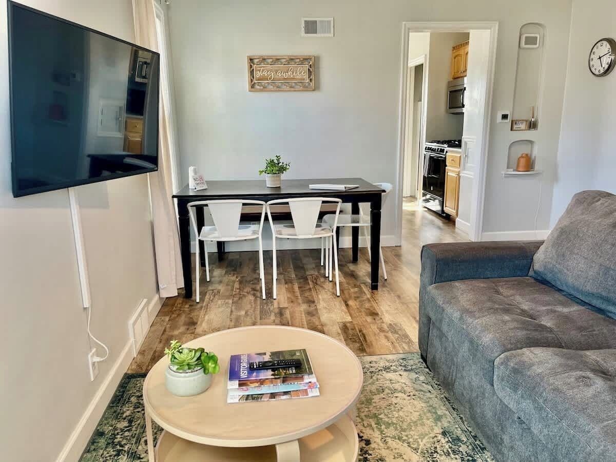 Smart TV, chimenea, futbolito y libros 