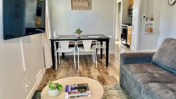 Smart TV, chimenea, futbolito y libros