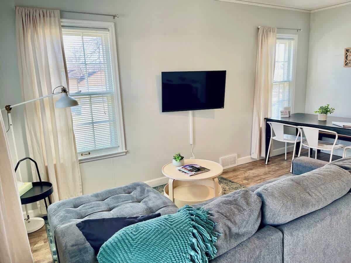 TV connectée, cheminée, baby-foot, livres