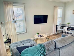 Smart-TV, Kamin, Tischfußball, Bücher